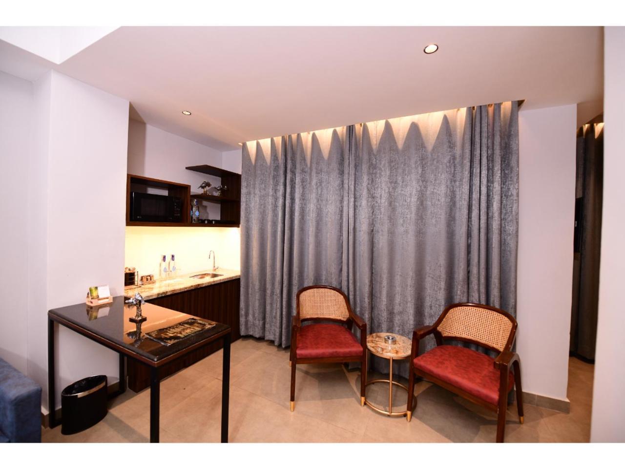 Belvedere Suites Greater Noida Exterior foto