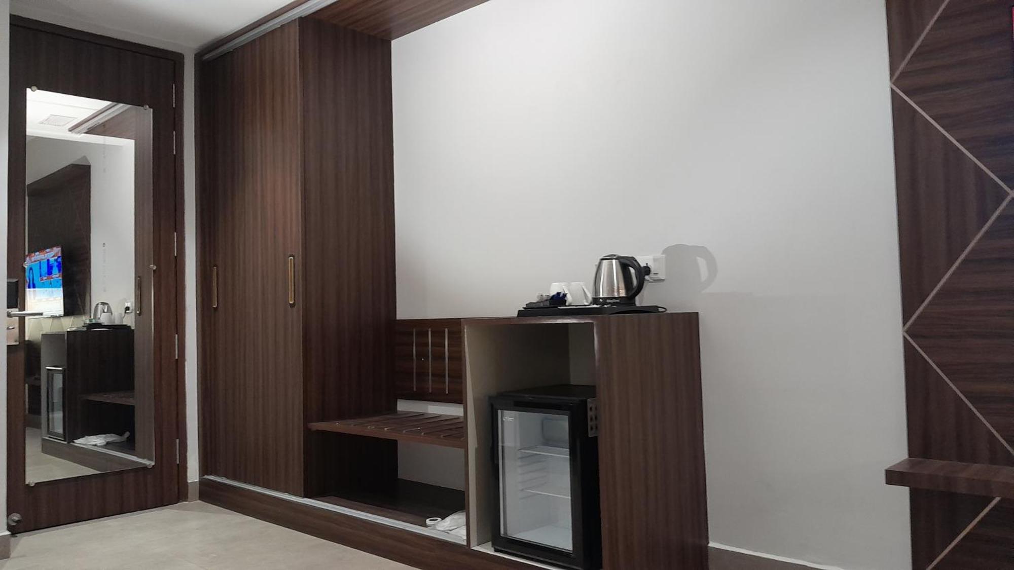 Belvedere Suites Greater Noida Exterior foto