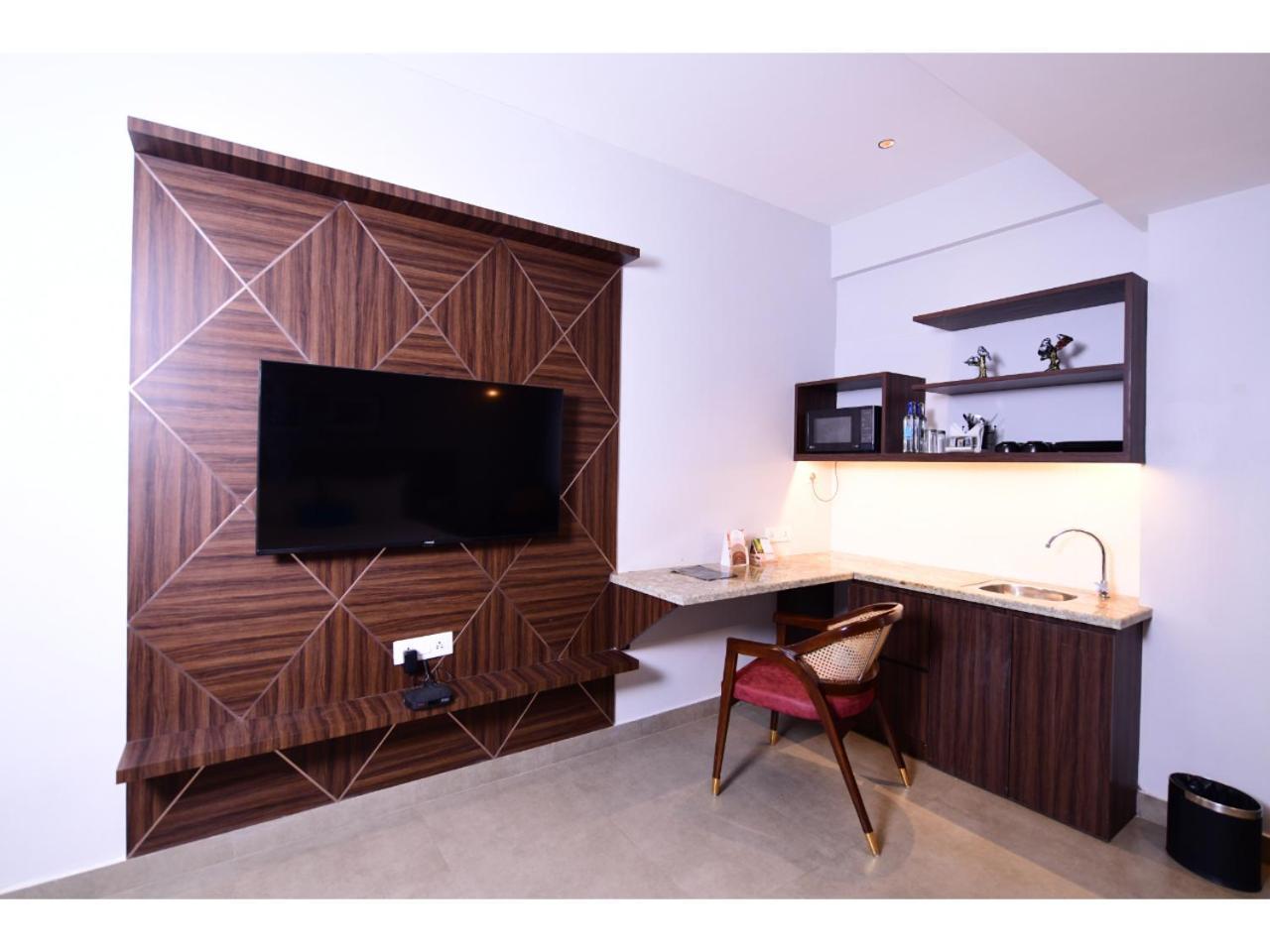 Belvedere Suites Greater Noida Exterior foto